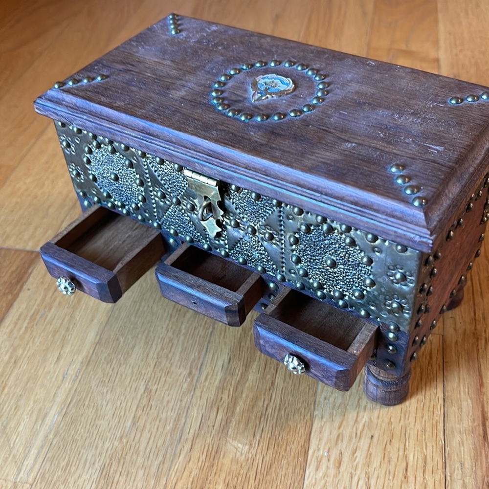 Wood treasure box - Picture 16 of 16